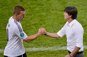 Lukas podolski wurde als sohn des deutschstämmigen ehemaligen fußballspielers waldemar podolski und der ehemaligen handballspielerin krystyna podolska, die für die polnische nationalmannschaft aktiv war, in eine katholische mittelschichtsfamilie im polnischen gliwice geboren und wohnte im stadtteil sośnica. Abschied Von Der Nationalmannschaft Low Lobt Lukas Podolski Fur Seinen Einsatz Fussball Stuttgarter Nachrichten