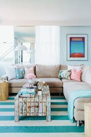 Think about it, have you ever walked into a beach home that was dark and gloomy? Beachside Apartment Decor By Nest Designs Apartamentos Decorados Sala De Estar Retro Decoracao De Apartamento De Praia
