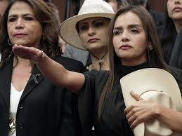 Grecia Quiroz llega rodeada de elementos de seguridad a Uruapan tras su  toma de protesta como alcaldesa sustituta - Infobae