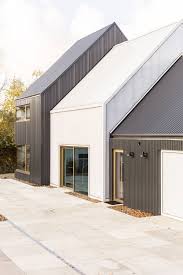 Gunstig Und Robust Einfache Trapezbleche Und Transluzente Mehrkammerplatten Verkleiden Die Fassade Hauswand Moderne Scheune Haus Moderne Hausfassade