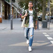 90er Manner Outfit Trendige Looks Fur Herren Aus Den Vergangenen Jahren Ripped Jeans Look White Jeans Men Ripped Jeans Outfit