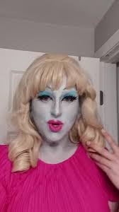 Laura Redd's Instagram, Twitter & Facebook