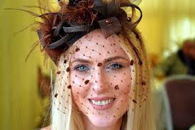 Pictures show crowds enjoying lively Dingle Races in glorious sunshine