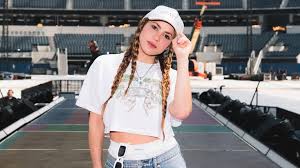 ¡Impactante! Belinda se arrodilla ante Shakira y México explota en ovación