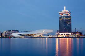 Draufgänger und abenteuerlustige schaukeln in 100 meter höhe hin und her über den rand des a'dam toren mit amsterdam zu ihren füssen. A Dam Lookout Der Schonste Blick Uber Amsterdam