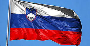 Drapeau du pays slovénie sur carte du monde. Que Signifient Les Couleurs Et Les Symboles Du Drapeau Slovene 2021
