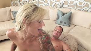 Blonde Cindy Mit Riesen Titten Hat Beim Nackt Baden Den Gaertner Entdeckt