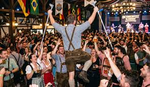 Funcionário em afastamento médico é demitido por justa causa após ser visto dançando na Oktoberfest