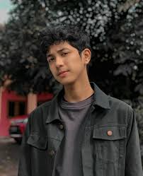 Dengan mimik muka serius semua orang pikir dia sombong, tapi ternyata cowok imut dan manis ini sangat ramah sekali. Tatap Mata Saya Artis Mengagumkan Instagram