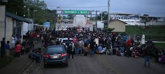 La frontera entre guatemala y méxico es un límite internacional de aproximadamente 965 kilómetros de longitud ubicado en centroamérica. Caravana Migrante Espera En Frontera De Guatemala Intentaran Ingreso Masivo A Mexico Aristegui Noticias