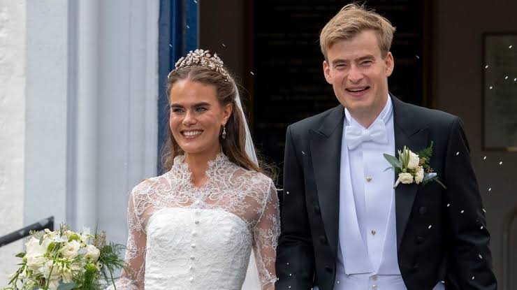 Grevens mor ser vi yderst sjældent: Her er gommens stolte mor |  BILLED-BLADET