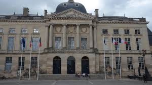 Guide to chalons en champagne a small picturesque city, chalons en champagne has been serving as a capital of two prominent locations namely, marne department and champagne ardenne region. L Hotel De Ville De Chalons En Champagne Marne Potentiel Foyer De Contamination De Covid 19