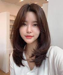 Anda tentunya akan terlihat lebih cantik dengan gaya rambut ini, khususnya anda wanita yang berumur 20 an yang sangat cocok menggunakan model rambut ini. 8 Gaya Rambut Layer Panjang Agar Wajah Tidak Terlihat Tua Womantalk