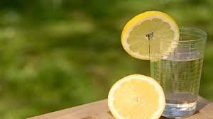 11 Bienfaits De L Eau Citronnee Que Vous Ne Connaissiez Pas Eau Citronnee Blanchir Les Dents Boissons Sans Alcool