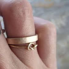 Hammered Gold Wedding Band Set In Solid 14k Yellow Or Rose Gold 2mm Und 3mm Flachbander Wahlen Sie Poliert Oder Matte Finish Thick Wedding Bands Hammered Gold Ring Gold Wedding Band
