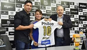 Se soteldo abriu a lista, dan burn (6'7''), zagueiro do brighton, fechou o ranking e levou o prêmio de maior melhor jogador do mundo. Soteldo E Apresentado Como Pequeno Polegar E Recebe Camisa 10 Do Santos Diario Do Litoral