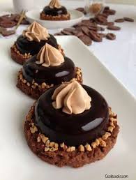 Petits Entremets Chocolat Feve Tonka Et Praline Noisette Gateaux Et Desserts Chocolat Dessert Gastronomique
