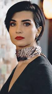 Tuba Buyukustun Turkei Kisa Dogal Sac Pixie Sac Kesimleri Sac Kesimleri