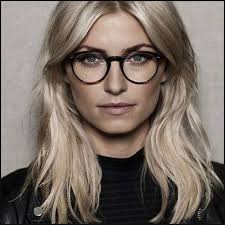 Schulterlanges haar frisuren 2018 via everilda.com. Frisuren Mittellang Stufig Mit Pony Und Brille Frisuren Damenfrisuren Bobfrisuren Frisur Wenn Sie Lena Gercke Frisur Pony Frisur Brille Haare Schneiden