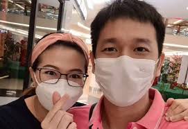 Tak hanya kualitas aktingnya saja yang curi perhatian, akan tetapi penampilan istri dari rey mbayang. Aksi Unik Hendra Setiawan Tenangkan Istri Yang Geram Tim Indonesia Dipaksa Mundur Dari All England Okezone Sports
