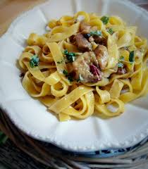 Tagliamo la fetta di speck alto adige in listerelle sottoli o in cubetti. Tagliatelle Funghi Porcini E Speck Quelle Della Nonna Cucina Sotto A Livara