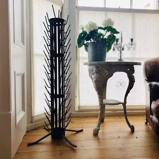 An authentic antique French 'hérisson' bottle rack, showcasing its classic spiky, space-saving design., généré par IA