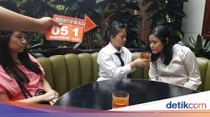 Pada tanggal 6 januari 2016, wayan mirna salihin, 27 tahun, meninggal dunia setelah meminum kopi es vietnam di olivier café Kopi Ditaburi Sianida 15 Gram Tak Heran Mirna Bereaksi It S Awful