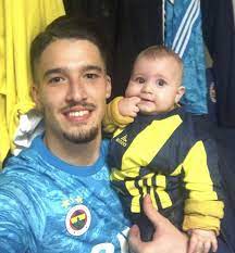 Ailesi hakkında bir bilgi yoktur. Altay Bayindir Takim Fotograflari Kaleci Futbolcular