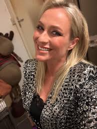 Ihr Lieben! 💛 Was ich in letzter Zeit alles erleben darf, habe ich u.a.  euch zu verdanken ! Jeder Tag ist ein Geschenk 💝 und ist pures  Herzflimmern 💛✨! Schönen Sonntag euch ! Eure LIANE 😘