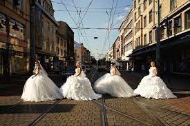 Wenn du auf der suche nach passenden brautkleider in duisburg bist, lohnt sich ein abstecher zu uns in den brautraum. Der Weg Zum Gluck Sz Magazin