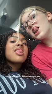 lily (@pinkfluffyunicornboi)