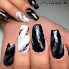 La decoración de uñas negras es un clásico en el mundo del nail art, que ninguna amante de las las redes sociales nos han brindado gran inspiración en lo que a diseños en negro se refiere, para. Disenos De Unas Doradas Disenos De Unas Negras Unas Marmoleado