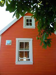 The upholstery and carpet's neutral colors also serve as a background to the orange accent wall makes this small space for an entry look stunning and cheerful. 26 Houses In Orange Ideas Orange House Orange House Colors
