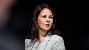 Jen Haas: "Sich am Lebenslauf von Baerbock abarbeiten, ein misogynes  Genre." — Bluesky