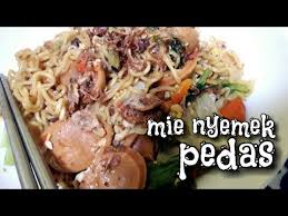 3 siung bawang merah 3. Resep Indomie Goreng Nyemek Pedas Indonesian Street Food Mie Nyemek Youtube