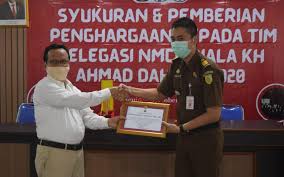 Saya menulis isu ini secara khusus pada 14 april 2013 dalam blog saya drotspss tentang definisi the best thesis supaya got. Peduli Pendidikan Kejari Bantul Menerima Penghargaan Dari Universitas Janabadra Yogyakarta Kejari Bantul