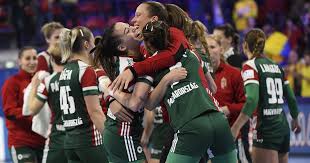 A k�zilabda szab�lyai a k�zilabd�t 40�20 m�teres, t�glalap alak� j�t�kter�leten j�tssz�k, amelyhez hozz�tartozik. Index Sport Magyar Kazah Noi Kezilabda Vb Meccs Kozvetitese Percrol Percre Percrol Percre