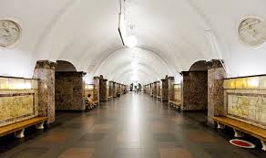 В ролике алиев снимает себя в вагоне метро. Reklama Na Stancii Metro Dinamo