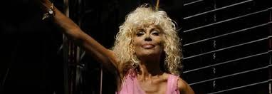 Guarda dritto avanti a te dottore. Donatella Rettore Si Racconta In Un Libro Oggi Tempi Bui Gli Anni 80 Erano Splendidi Splendenti