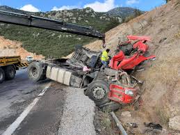 Tır kamyon kaza çarpışma | truck accıdent collısıon. Cubuk Belinde Feci Trafik Kazasi Tir Soforu Hayatini Kaybetti Nnc Haber
