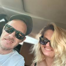 How to interact with other amputees in public?