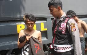 Jaket levis boy anak jalanan. Anak Jalanan Bingung Ditangkap Polisi Ternyata Pakai Jaket Palu Arit