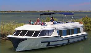 Location de bateaux sans permis des bateaux habitables sur les canaux proche de chez vous. Location Bateaux Sans Permis Vacances En Bateau Penichette