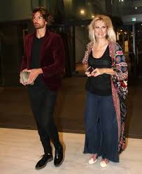 Οι «άγριες μέλισσες» έχουν καταφέρει να καθηλώσουν τους τηλεθεατές. Katerina Gkagkakh Poia Einai H Sxesh Me Tis Agries Melisses Star Gr