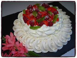 Versez les graines de chia avec 180 ml de lait végétal dans un bol, laissez reposer une vingtaine de minutes (les graines de chia vont gélifier le liquide. Pavlova Aux Fruits Frais Recettes Faciles Les Gateaux De Steph