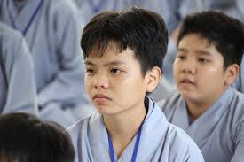 Đại đức Thích Lệ Ngôn thuyết giảng tại khóa tu mùa hè 2023 ở chùa Pháp