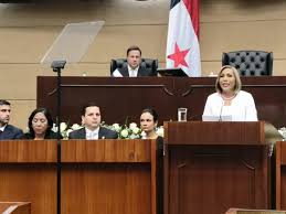 Agradezco a Dios que me guía, a mi familia que es mi apoyo e inspiración, a  los diputados que con determinación y valentía afrontaron el reto de elegir  por el respeto a