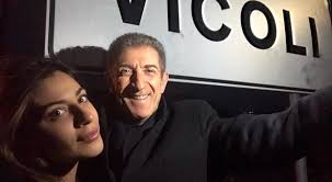 Li abbiamo visti insieme su canale 5 alla conduzione de la sai. Ezio Greggio E La Bellissima Fidanzata Abruzzese A Vicoli La Sorpresa Del Paesino Il Mattino It