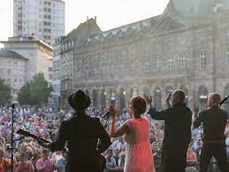 Elle est alors consacrée aux victoires de la musique de 1998 en recevant la victoire de l'artiste interprète féminine. Fete De La Musique Le Magazine Bibouille En Ligne