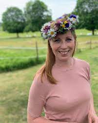 Lööf was minister of enterprises from 2011 to 2014. Annie Loof On Twitter Blomplockning I Kvallssolen Igar Kvall Doften Av Nyslaget Gras Och Ljudet Av Traktorn Kransbindning Med Mina Tjejer Imorse Glad Midsommar Https T Co F8hzcnq2u5